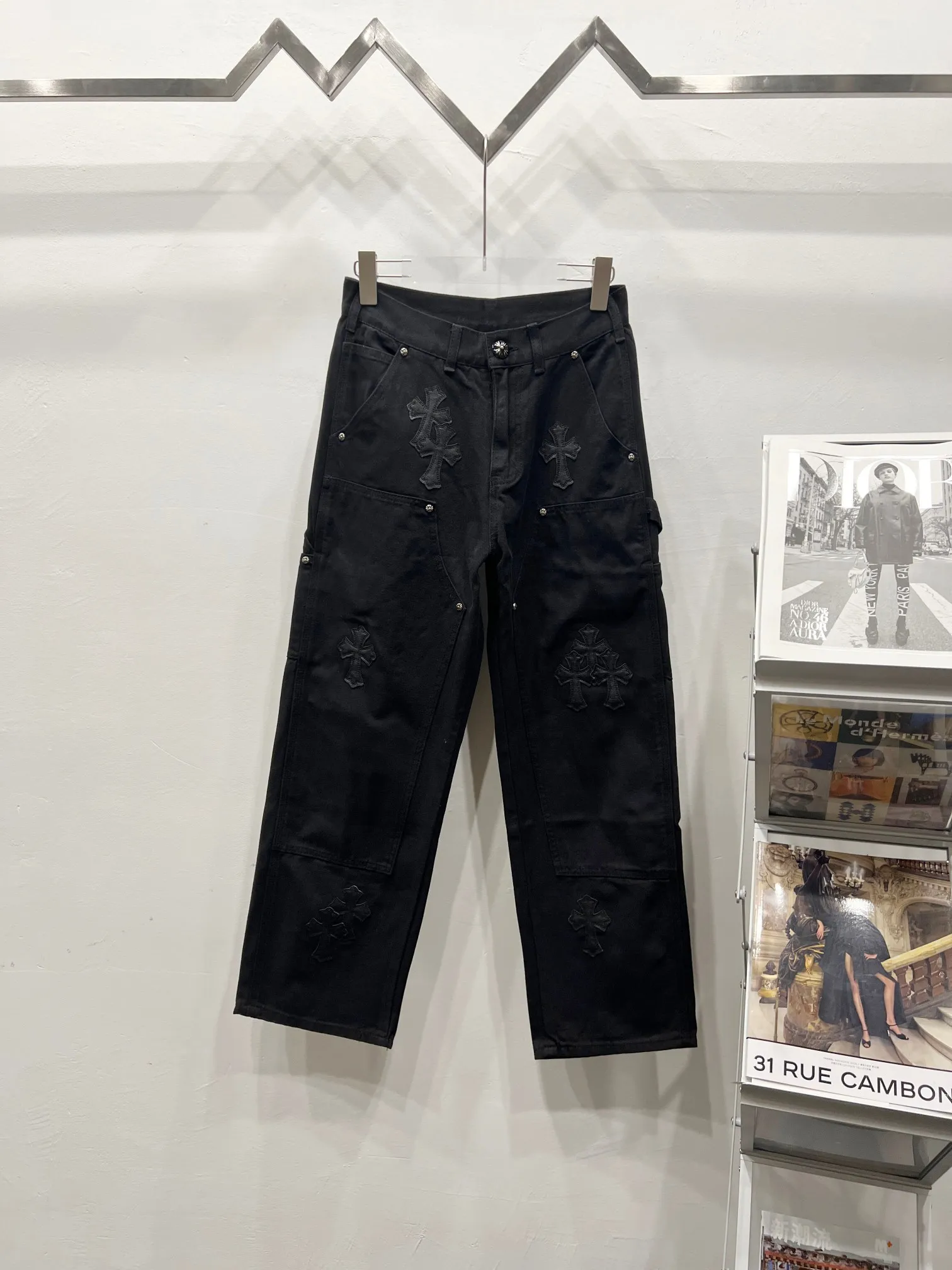 P260 Style No.: (c044) Chrome hearts Cross patch leather jeans workwear logging pants Chrome hearts logging pants are here! ! ! CH Croix Heart Double Knee Cross Patch Leather Bo1 Style Logging Pants Straight-leg Work Pants B136 Croix Heart Cross Sanskrit Overalls Price 4W Level, Patched Cross Pattern Decoration, High Waist Washed Jeans! ! Absolutely high-end luxury products, 1.9W level god-level single products, super popular products, made by top heavy industry, not to be missed. About Zangyin, this is an extremely luxurious fashion brand, which can also be called the nobles of the high street. It has always been an exclusive brand of some hipsters or rich second generation. Compared with ordinary high streets, it is more luxurious and noble. Compared with luxury brands, it has a more fashionable personality and has always been a brand that I have a special liking for. Imported yarn is custom-woven into a high-density twill canvas, which ensures a crisp silhouette while also making the fabric feel very delicate. It follows the B01 classic silhouette, with a crisp and stylish upper body. The ready-made garments are stone-ground and fermented, so they can be matched with any style. Buttons and brushed zinc are washed with genuine YKK retro metal products. Double-layered canvas on the front. Perfect details. All hardware is perfect. Size: s-XXL Color: Black